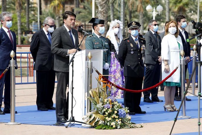 Archivo - El alcalde de Alicante, Luis Barcala. D?a Polic?a Nacional  Foto; Ayuntamiento de Alicante/Ernesto Caparr?s