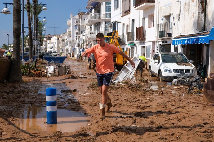 Una calle inundada tras el paso de la tormenta de este miércoles en el municipio de Alcanar, a 2 de septiembre de 2021, en Tarragona, Cataluña (España). En este municipio de Tarragona han caído 78 litros por metro cuadrado, provocando daños en vehículos