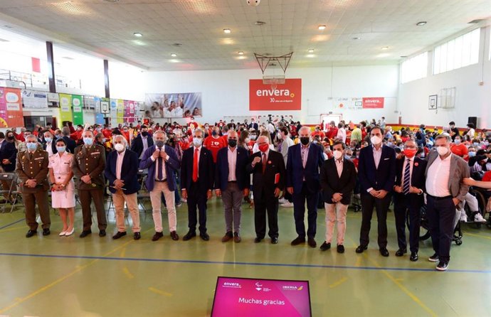 Foto de familia del acto de homenaje de Envera e Iberia a varios deportistas paralímpicos que compiteron en Tokyo 2020