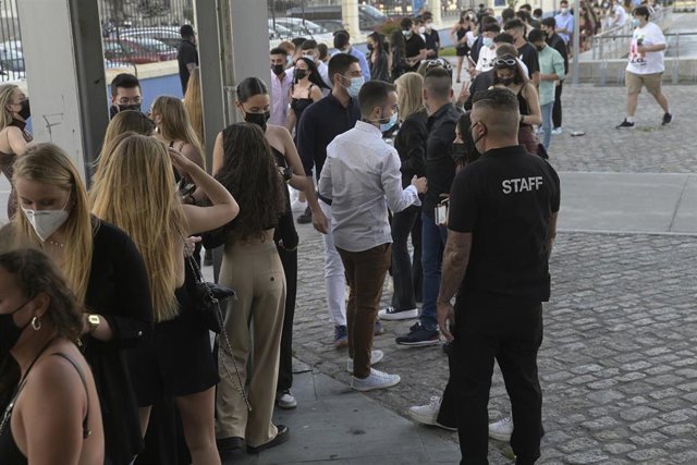 Archivo - Jóvenes en la Sala Pelícano durante la realización de una prueba piloto de la reapertura del ocio nocturno, a 12 de junio de 2021, en A Coruña, Galicia, (España)