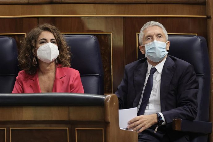 La ministra de Hacienda y Función Pública, María Jesús Montero; y el ministro del Interior, Fernando Grande-Marlaska, en una sesión de control al Gobierno en el Congreso de los Diputados, a 29 de septiembre de 2021, en Madrid, (España). Durante el pleno