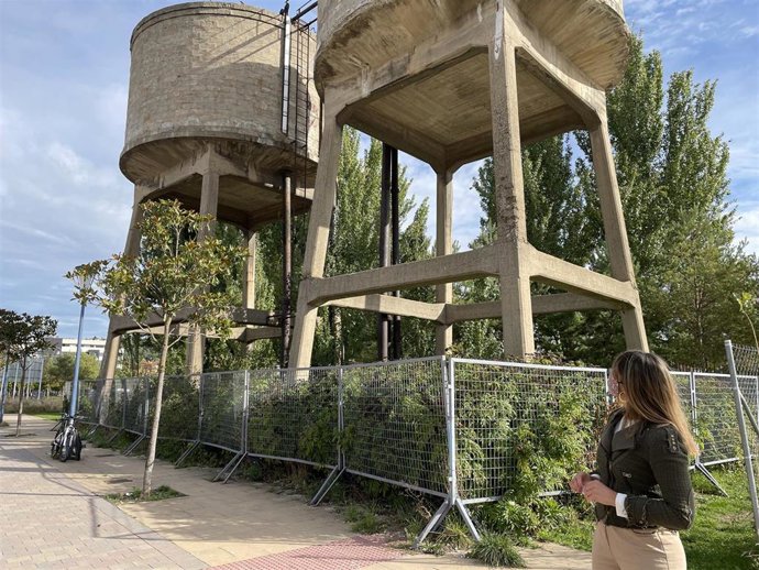 La portavoz 'popular', Carolina Blasco, junto a los depósitos de la calle Eduardo de Ontañón.