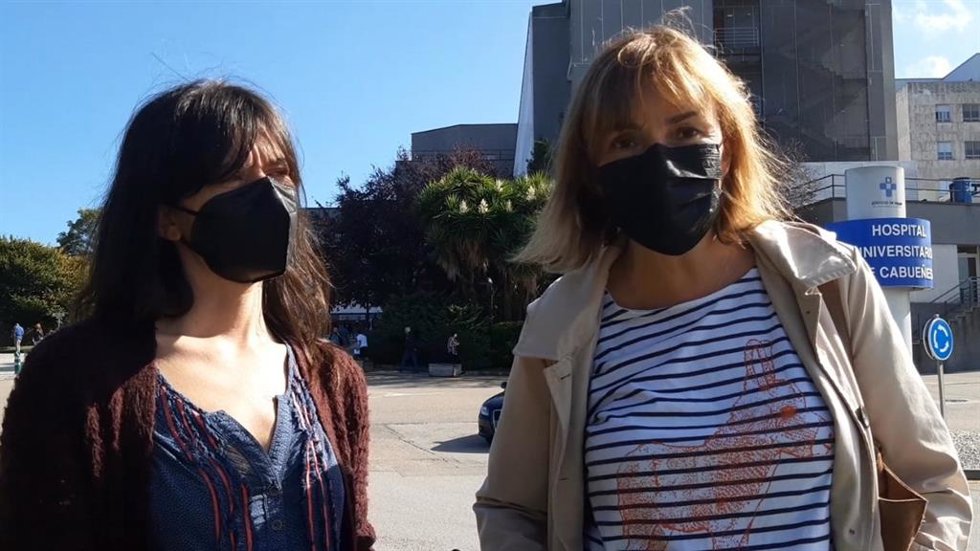 La portavoz de Podemos-Equo Xixón en el Ayuntamiento gijonés, Laura Tuero, y la responsable de Salud de Podemos Asturies, Covadonga Tomé, a las puertas del hospital de Cabueñes, en Gijón (Archivo)