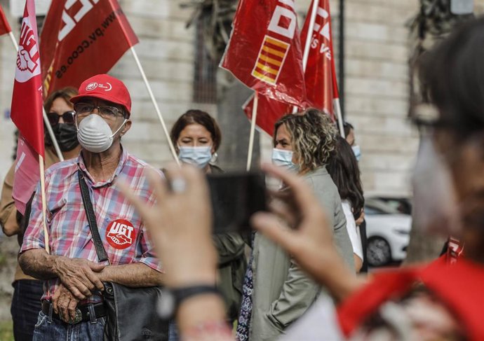Un grupo de personas mayores sostienen pancartas durante una concentración para exigir políticas públicas y el blindaje de las pensiones, ante la Delegación del Gobierno de Valencia, a 1 de octubre de 2021, en Valncia. 