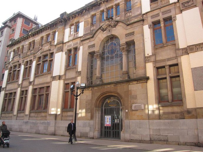 Archivo - Antigua Escuela de Comercio, en Gijón