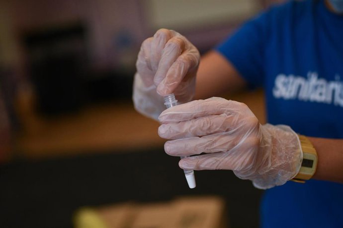 Una trabajadora guarda un test de antígenos