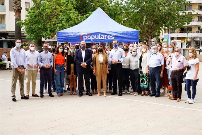 La presidenta del PP balear, Marga Prohens, y el presidente del PP de Palma, Jaime Martínez, con miembros de la formación.