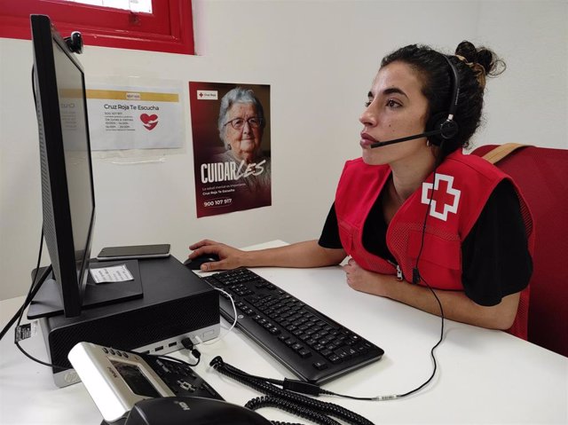 Trabajadora del servicio de apoyo psicológico 'Cruz Roja Te escucha La Palma'