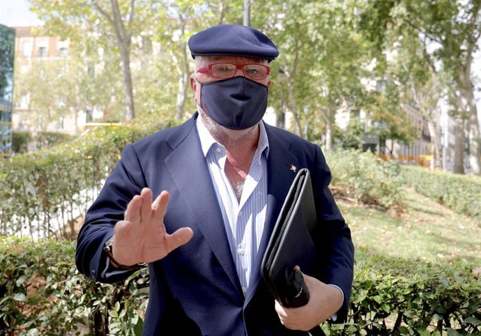 El comisario jubilado José Manuel Villarejo a su salida de la Audiencia Nacional donde ha acudido a entregar un escrito al juez que le investiga por el caso Tándem, a 15 de septiembre de 2021, en Madrid, (España). Villarejo ha pedido que se declare nu