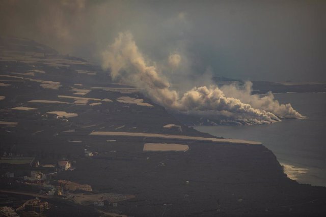 Vista general de la nube tóxica formada por el contacto de la lava del volcán de Cumbre Vieja con el mar, desde el mirador de El Time de La Palma, a 30 de septiembre de 2021, en La Palma, Santa Cruz de Tenerife, Canarias (España).