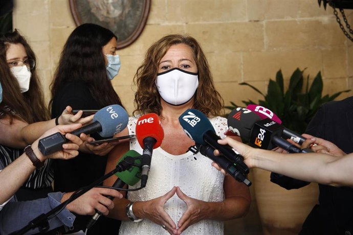 Archivo - La presidenta del Govern, Francina Armengol, ofrece declaraciones a los medios de comunicación. 