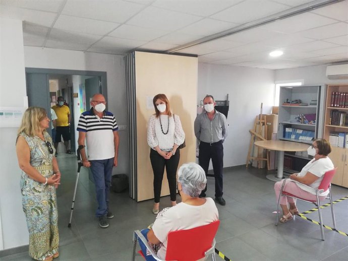 La delegada territorial de Igualdad, Políticas Sociales y Conciliación de la Junta en Cádiz, Ana Fidalgo, durante su visita al Centro de Participación Activa (CPA) de Conil.