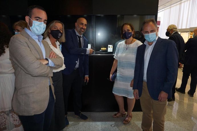 Autoridades en la inauguración de la exposición de joyería.