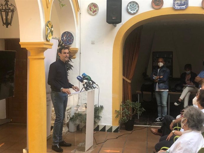 El delegado territorial de Igualdad, Políticas Sociales y Conciliación de la Junta de Andalucía en Córdoba, Antonio López, en rueda de prensa.