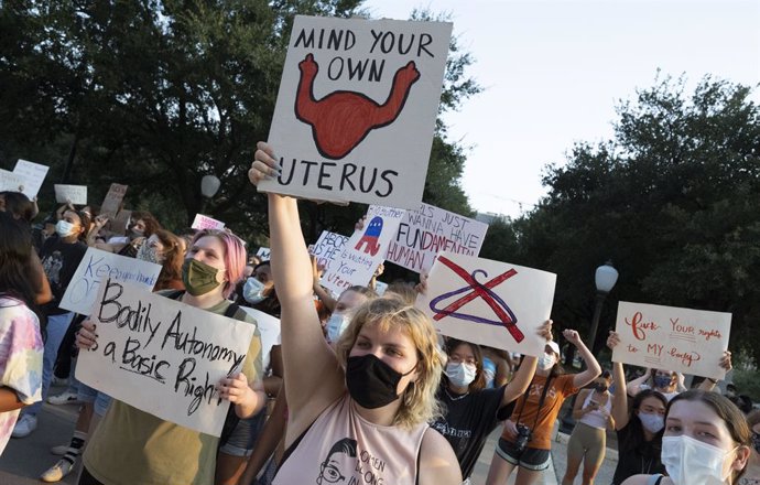 01 September 2021, US, Austin: Women of the University of Texas take part in a rally at the Texas Capitol to protest against Governor Greg Abbott's signing of the nation's strictest abortion law that makes it a crime to abort a fetus after six weeks, or