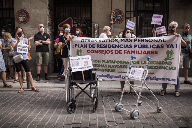 Archivo - Varias personas participan en una manifestación convocada contra la gestión de la presidenta de la Comunidad de Madrid en los geriátricos durante la pandemia, a 15 de junio de 2021, frente a la Consejería de Sanidad, Madrid.