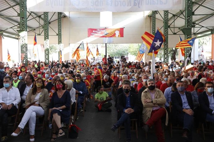 La pta de la ANC, Elisenda Paluzie; la pta del Parlament, Luara Borrs, y el pte de mnium Cultural, Jordi Cuixart, en el acto celebrado en Ille (Francia) para celebrar los cuatro años del 1-O