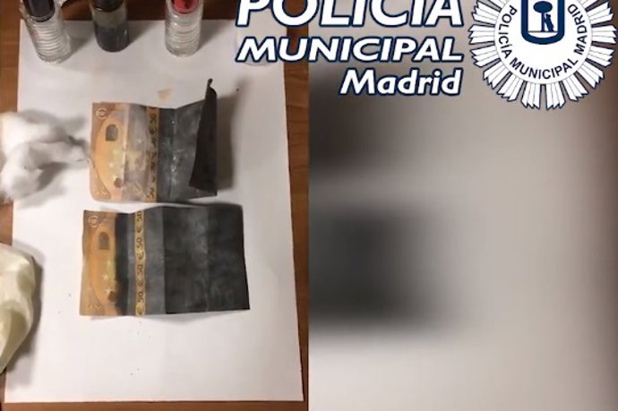 Interceptan a dos estafadores con 12.000 euros en billetes falsos tintados en Vallecas
