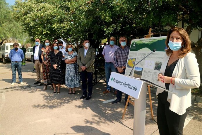 Carmen Crespo en su visita al Cedefo de Alhama de Almería