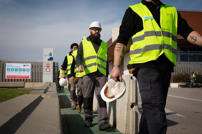 Archivo - Obreros imagen de archivo. 