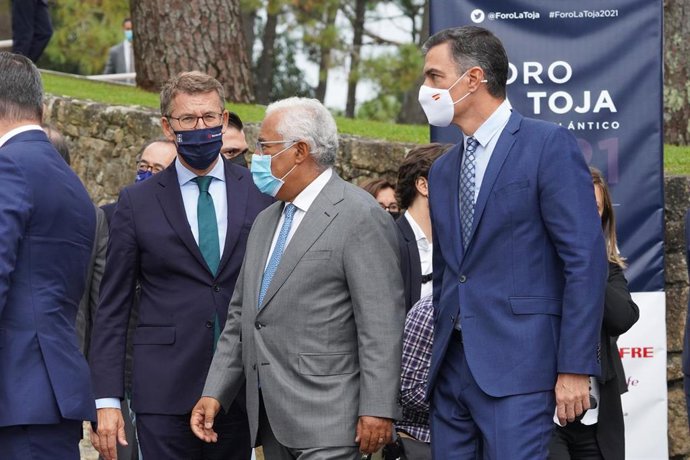 (I-D) El presidente de la Xunta de Galicia, Alberto Núñez Feijoo; el presidente de Portugal, Antonio Costa y el presidente del Gobierno, Pedro Sánchez, a su llegada a la clausura de la III Edición del Foro La Toja 2021