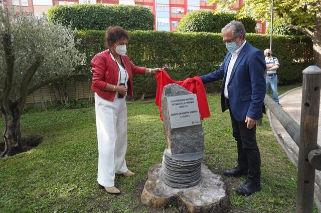 Los concejales de Valladolid Rafi Romero y Manuel Saravia descubren un monolito en recuerdo de las personas mayores víctimas del COVID-19 en el Centro Delicias.