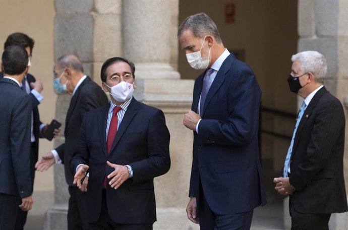 El Rey Felipe VI (d) y el ministro de Asuntos Exteriores, Unión Europea y Cooperación, José Manuel Albares (i), durante el acto de entrega del II Premio a 'Una Trayectoria Fulbright', en la Universidad de Alcalá, a 1 de octubre de 2021, en Alcalá de Hen