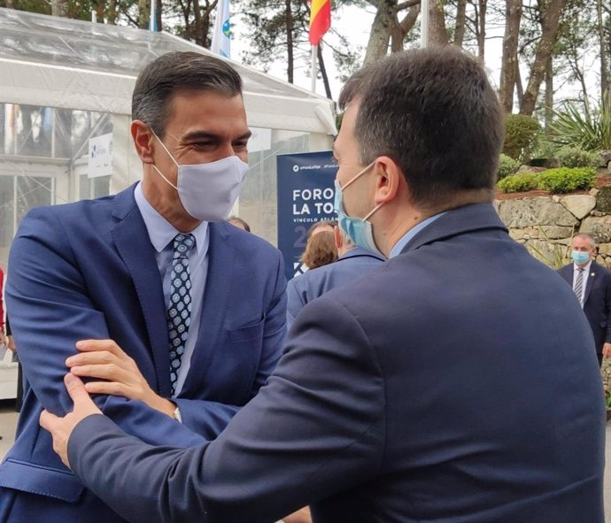 El presidente del Gobierno, Pedro Sánchez, y el secretario xeral del PSdeG, Gonzalo Caballero, en A Toxa, O Grove (Pontevedra)