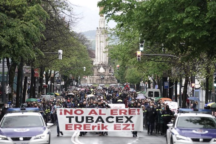 Archivo - Varias personas participan en una manifestación contra el ERE planteado por Tubacex (archivo) 