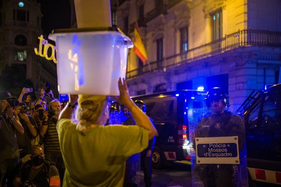 Manifestación convocada por CDR por el 1-O en Barcelona, delante de la Jefatura de Via Laietana.
