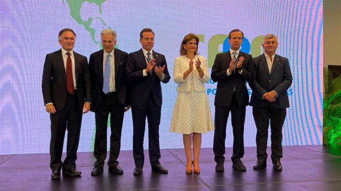 De der. a izq: Dionisio Gutiérrez (Fundación Libertad y Desarrollo); Álvaro Vargas Llosa, (Fundación Internacional para la Libertad); Presidente de Rep. Dominicana, Luis Abinader y  Primera Dama, Raquel Arbaje Soni de Abinader; Jorge Tuto Quiroga (ex pr