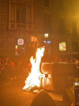 Cremen contenidors en la manifestació de CDR per el 1-O a Barcelona.