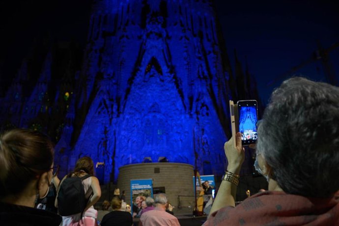 La Sagrada Família se ilumina de azul con Amics de la Gent Gran por el Día de las Personas Mayores.