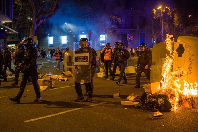 Manifestantes queman contenedores en la manifestación por el 1-O en Barcelona.