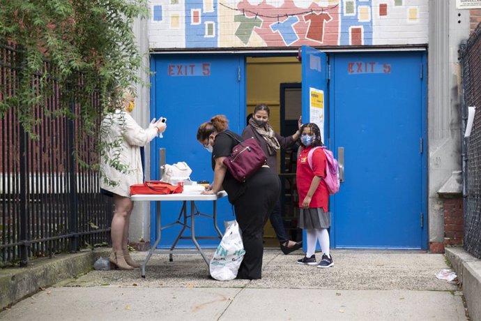 Archivo - 29 September 2020, US, New York: Teachers and children arrive at a school in the Bronx Borough. New York City elementary schools welcomed students back to the classroom on Tuesday, while many other large school systems in the United States wer