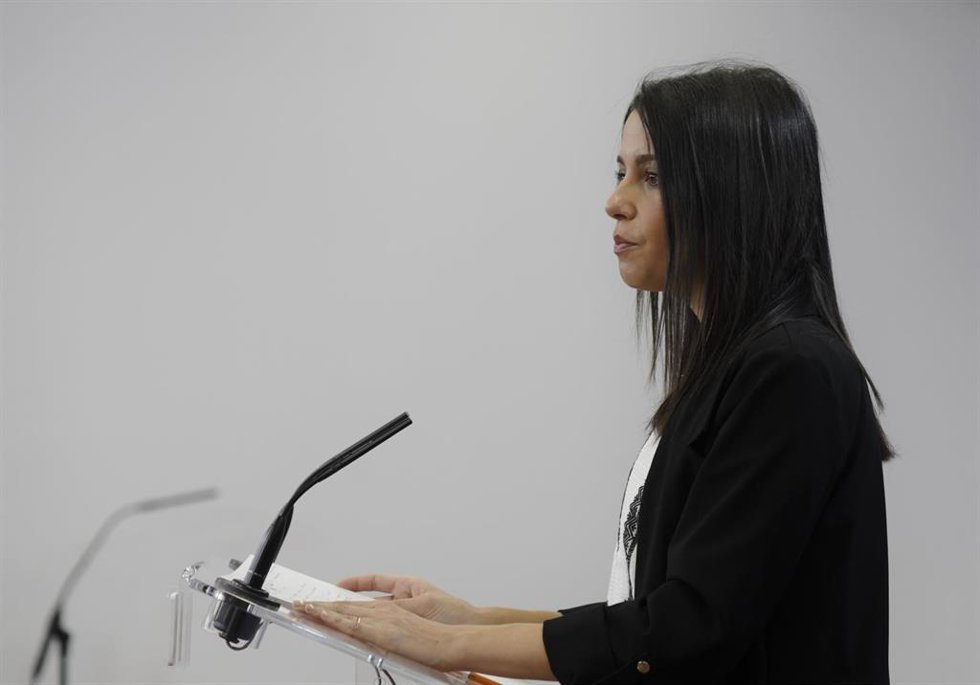 La líder de Cs, Inés Arrimadas, comparece en una rueda de prensa en el Congreso de los Diputados, a 16 de septiembre de 2021, en Madrid, (España).