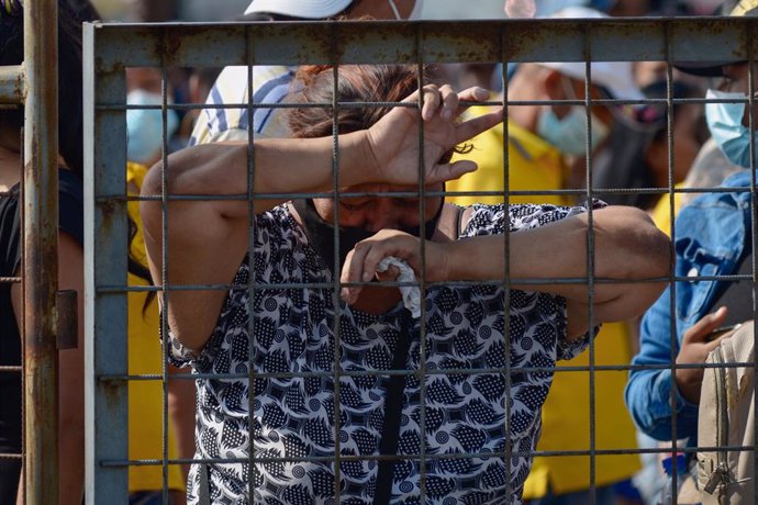 29 September 2021, Ecuador, Guayaquil: A woman cries outside the Guayas N1 detention center where violent clashes occurred. About 400 officers were involved in the operation. Photo: Marcos Pin/dpa