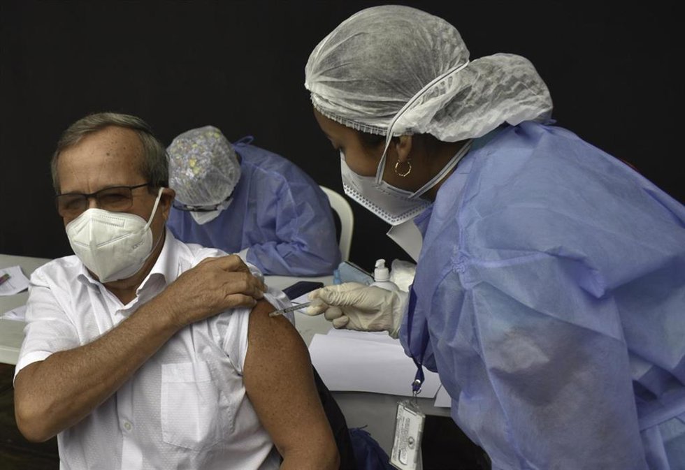 Archivo - Vacunaciones contra el coronavirus en Perú