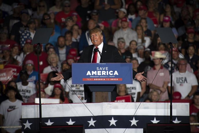 25 September 2021, US, Perry: Former US President Donald Trump delivers a speech during a "Save America" rally in Perry, Georgia. Photo: Robin Rayne/ZUMA Press Wire/dpa