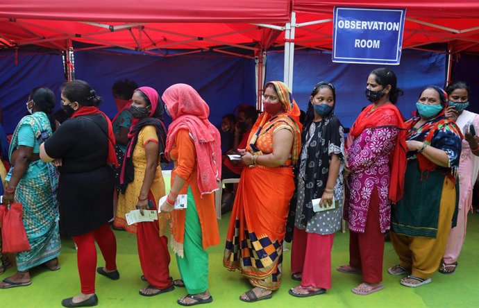 29 September 2021, India, New Delhi: Residents of the Anna Nagar slum cluster area stand in a queue to register themselves before receiving the Covaxin Covid-19 vaccine at a vaccination camp near the World Health Organization building in New Delhi. Phot