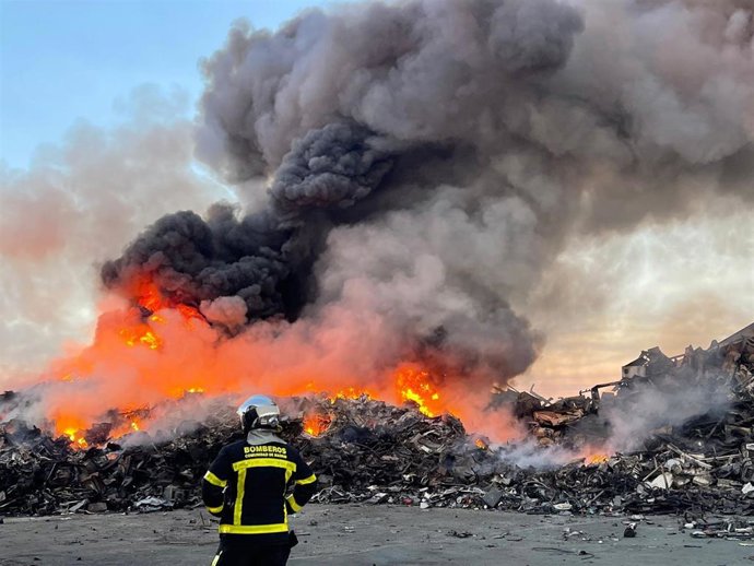 Incendio en una planta de reciclaje de Torrejón de Velasco (Madrid)