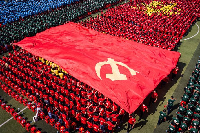 10 September 2021, China, Wuhan: An aerial view of freshmen hold a large Communist Party flag at the opening ceremony of the beginning of a new semester at Huazhong University of Science and Technology in Wuhan. Photo: Ren Yong/SOPA Images via ZUMA Pres