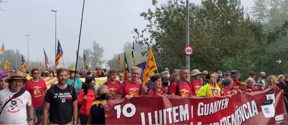 Archivo - Participantes en una de las marchas por el cuarto aniversario del 1-O convocadas por la ANC