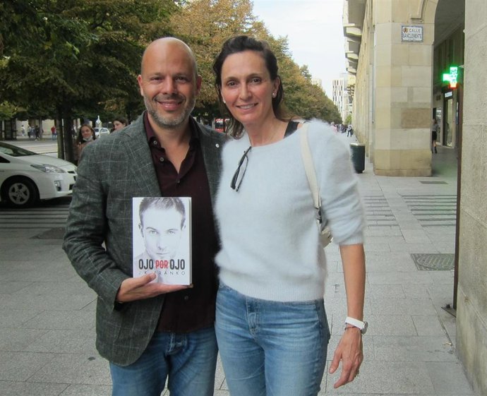 El escritor J.F. Franko (Raúl Calvoz), junto a su esposa, Raquel Cordón, en el Paseo de la Independencia