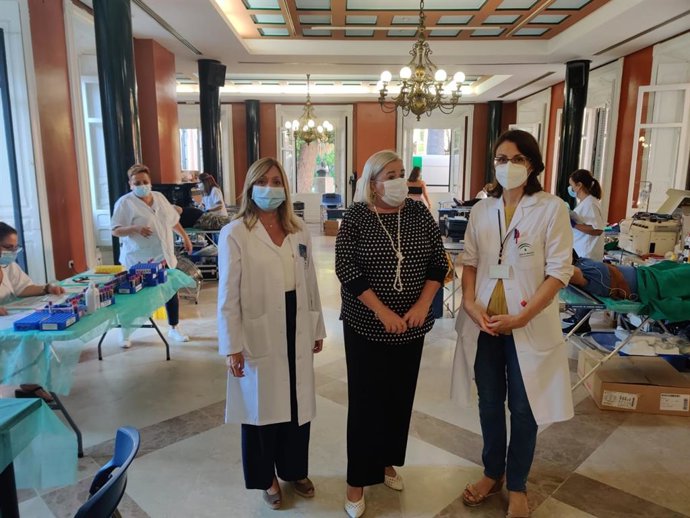 La delegada de Salud en Huelva, Manuela Caro, en la macrocolecta de sangre de la Casa Colón.