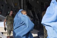 Una desplazada afgana vende por 280 euros a su hijo para costear la atención médica a su hija