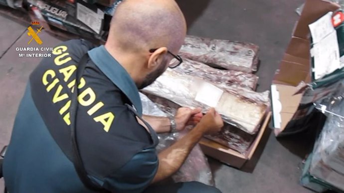 Un agente de la Guardia Civil procede a la incautación de piezas de carne