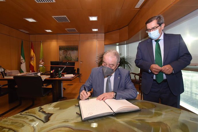 El presidente de la Diputación de Granada, José Entrena, ha recibido en la sede de la institución al presidente de la Diputación de Huesca, Miguel Gracia.