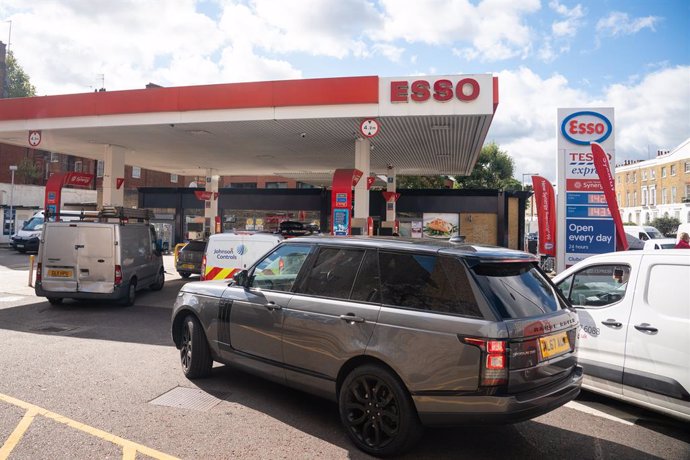 29 September 2021, United Kingdom, London: Vehicles queue for fuel at a petrol station in west London. Britain deploys army soldiers and more fuel trucks to ease the fuel shortage crisis. Photo: Dominic Lipinski/PA Wire/dpa