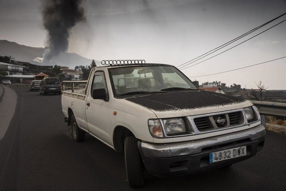 Un coche cubierto de ceniza tras la lluvia de ceniza, en Los Llanos de Aridane, a 1 de octubre de 2021, en Los Llanos de Aridane, La Palma, Santa Cruz de Tenerife, Canarias (España). La lluvia en algunas zonas de la isla de La Palma, ha teñido de negro 